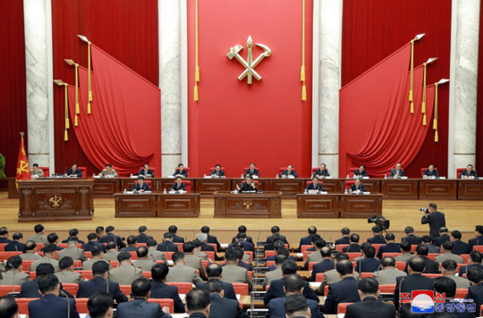 김정은 북한 국무위원장이 지난달 31일 노동당 중앙위원회 본부청사에서 제7기 제5차 전원회의를 지도했다고 1일 조선중앙통신이 보도했다.   연합뉴스